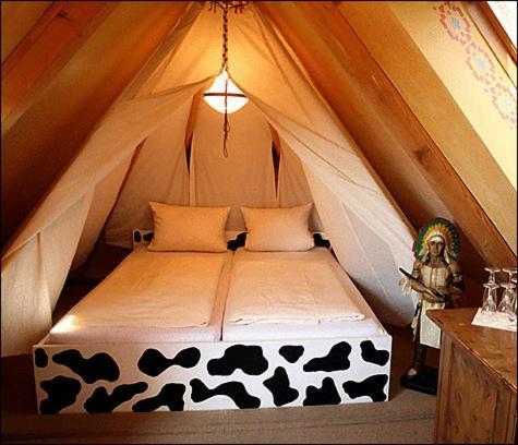 Knopf Und Knopf Erlebniswelt Hotell Warthausen Rum bild